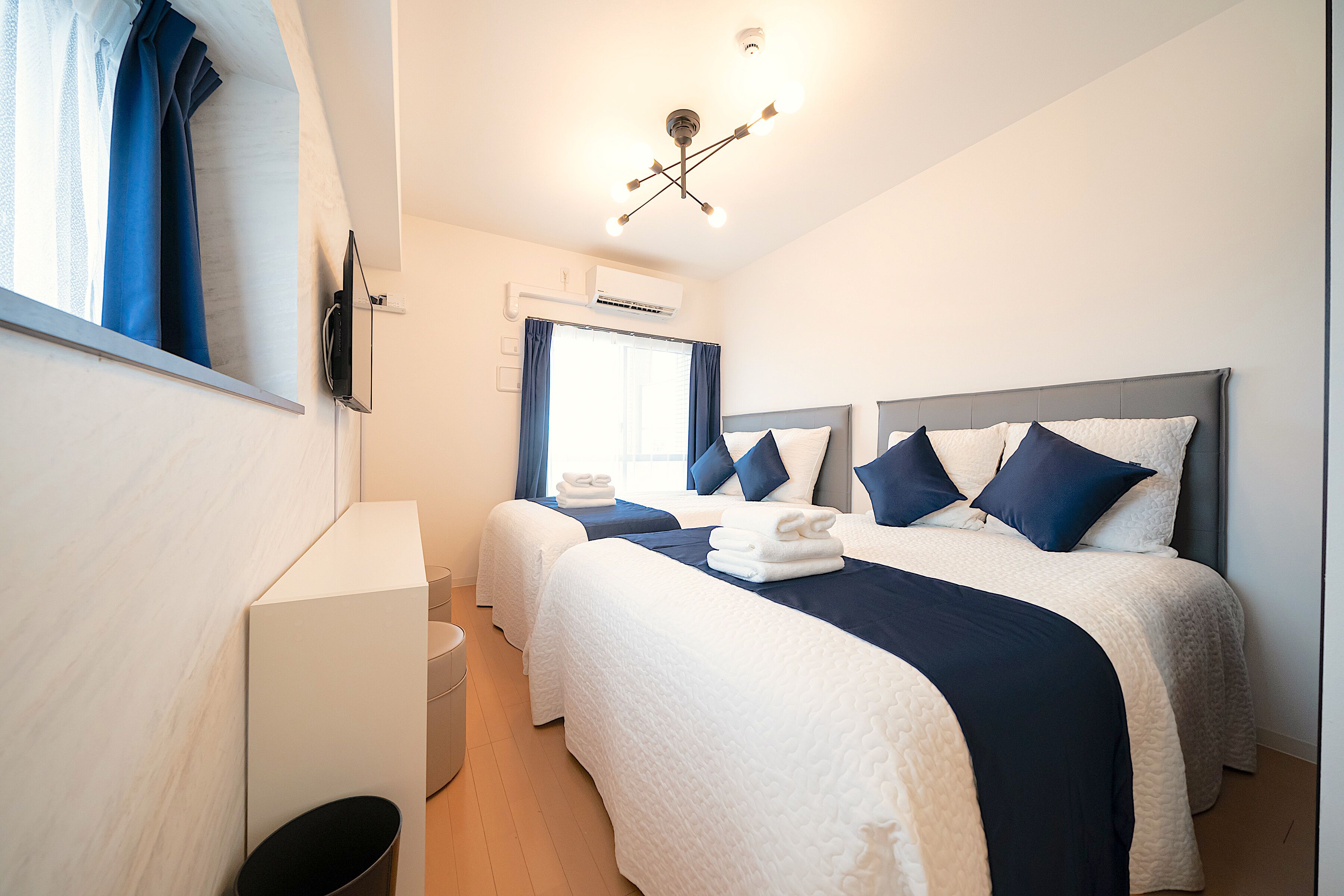 مكتب ومساحة عمل للكمبيوتر المحمول وستائر تعتيم وواي فاي مجانًا