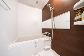 标准开间 (Studio) | 浴室 | 独立的浴缸和淋浴、免费洗浴用品、吹风机、拖鞋