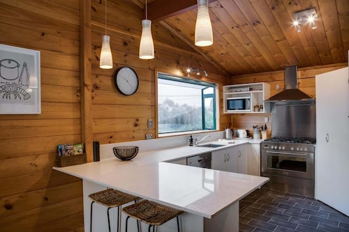 Leo's Place | Spacious Lynmore House with Spa Pool