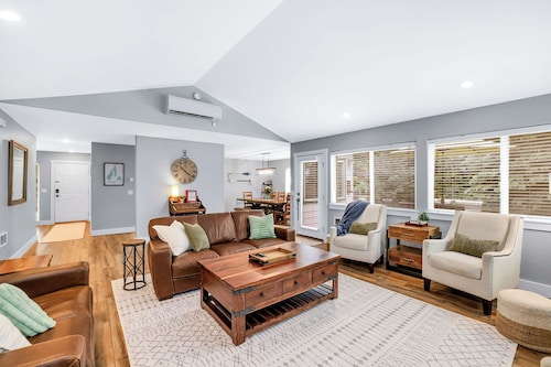 Walk to Ponderosa State Park- Sleeps 8- Dogs OK!