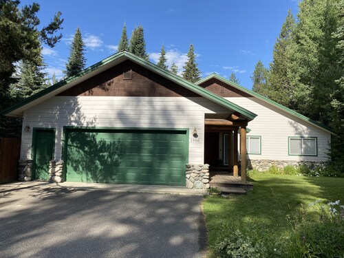 Walk to Ponderosa State Park- Sleeps 8- Dogs OK!