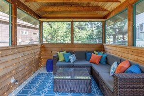 Smart TV, fireplace, Netflix, DVD player - Walk to Ponderosa State Park- Sleeps 8- Dogs OK! (McCall)