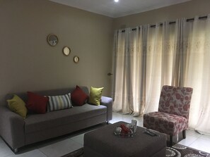 Living area - Well secured 3 bedroom apartment, clean and neat with a beautiful garden (Harare East)