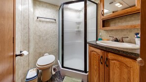 Regadera, amenidades de baño gratuitas, secadora de cabello, pantuflas 