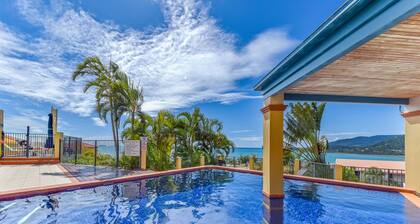 Ocean Views Galore - Airlie Beach