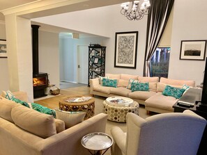 Flat-screen TV, books - Nu Leaf Retreat (Pokolbin)