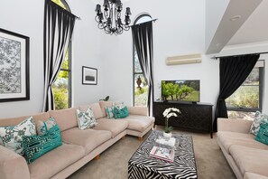 Flat-screen TV, books - Nu Leaf Retreat (Pokolbin)