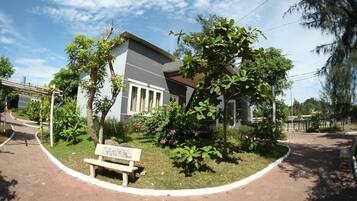 Family Bungalow, Lake View | Garden view