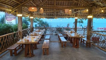 Breakfast, lunch, dinner served; local and international cuisine
