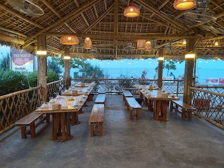 Breakfast, lunch, dinner served; local and international cuisine