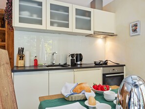 Fridge, oven, dishwasher, cookware/dishes/utensils