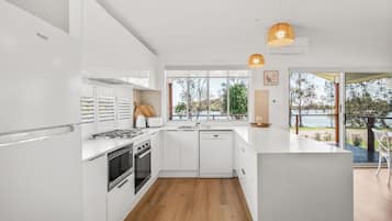 Villa de lujo, 3 habitaciones (Waterfront) | Cocina privada | Frigorífico grande, microondas, horno y placa de cocina