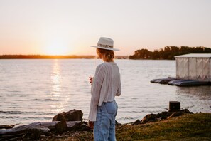 Overnatningsstedets facade – aften/nat