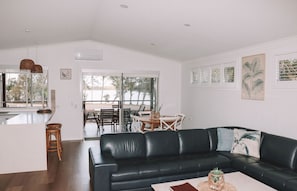 Vila superluxo, 3 quartos, acessível | Área de estar | Smart TV 42 polegadas com canais digitais, TV