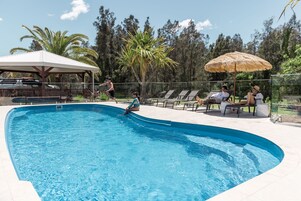 2 室外游泳池，08:00 至 19:30 开放，池畔遮阳伞，日光浴躺椅