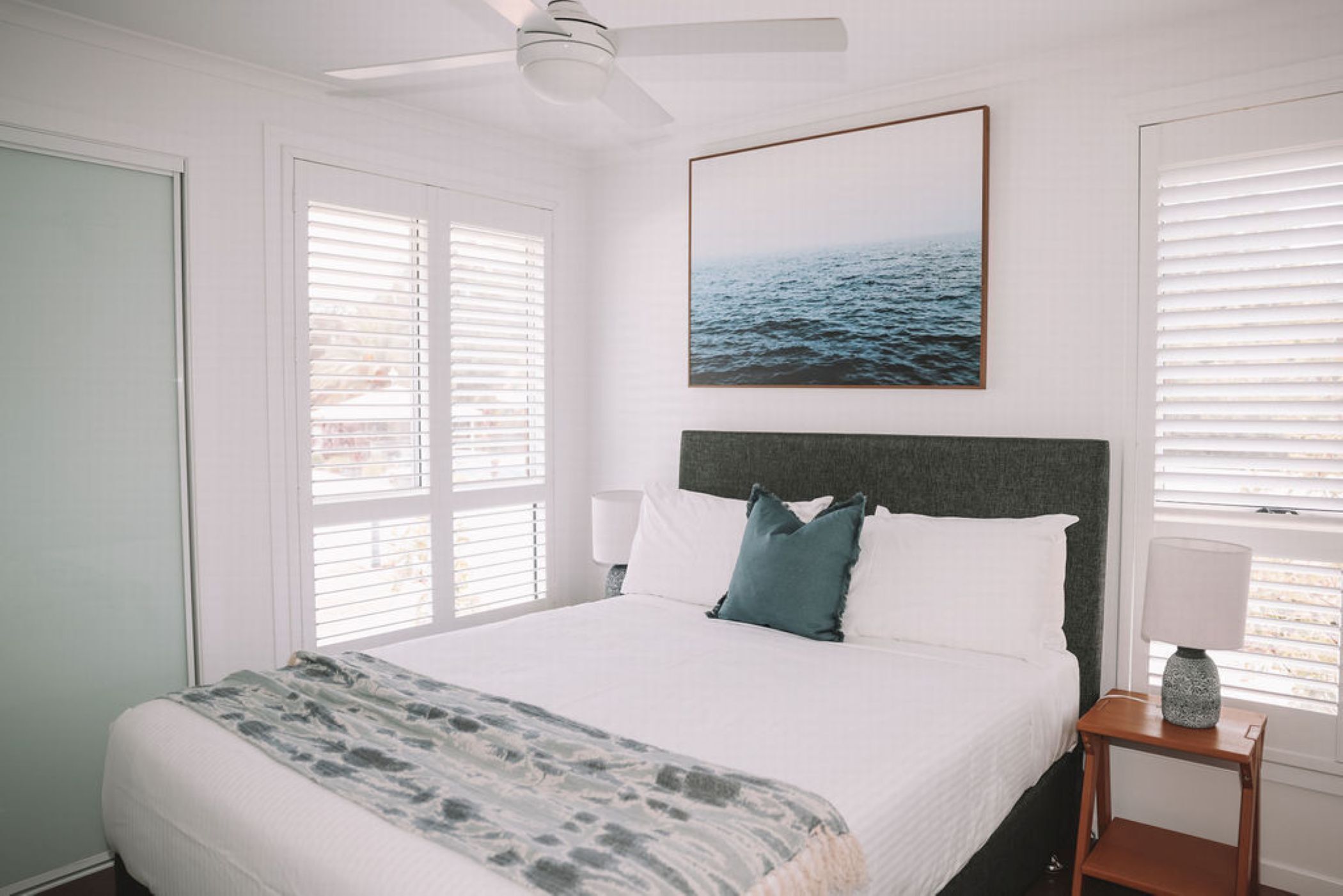 أغطية فراش متميزة وأسرّة بطبقة علوية مريحة ومكواة/لوح كي وواي فاي مجانًا