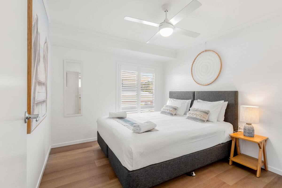 easy accessible three bedroom villa | 2 bedrooms, premium bedding, pillow-top beds, iron/ironing board