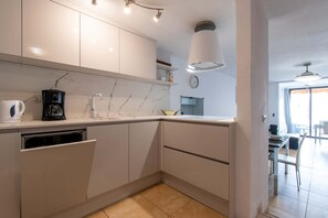 Fridge, microwave, stovetop, dishwasher - Parque Santiago II 228 - Two Bed (Playa de la Américas)