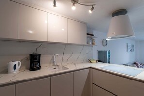 Réfrigérateur, four à micro-ondes, surface de cuisson, lave-vaisselle