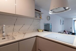 Kylskåp, mikrovågsugn, spishäll och diskmaskin