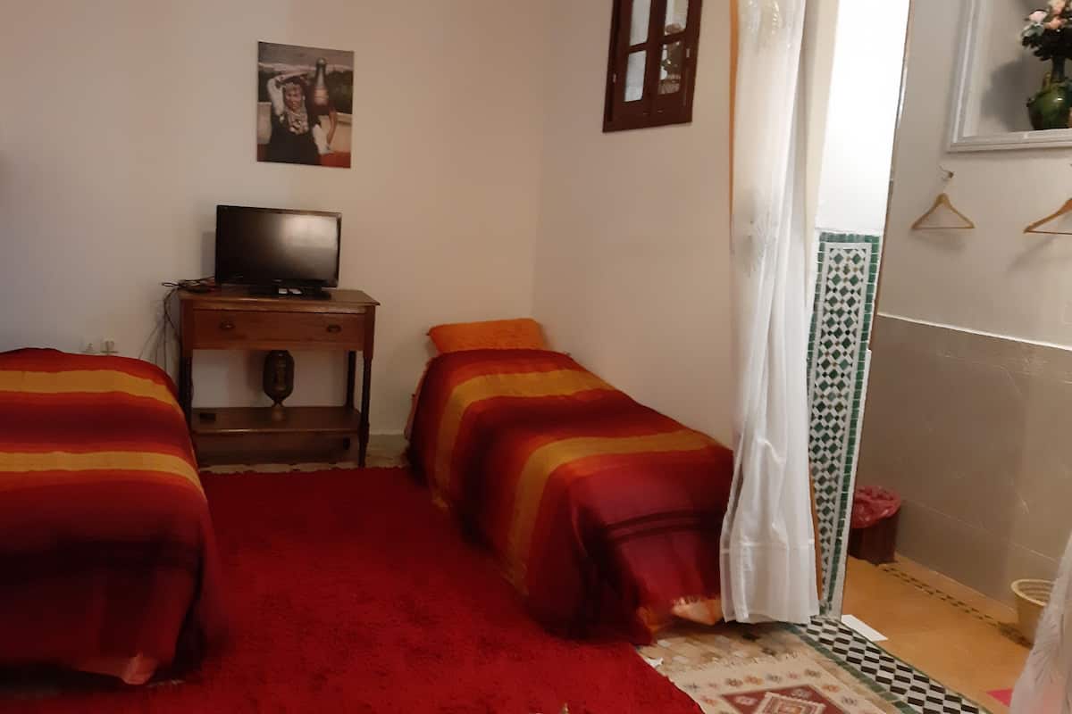 Kamer, Meerdere bedden (Meknes) | Een bureau, gratis babybedden, gratis wifi, individueel gedecoreerd