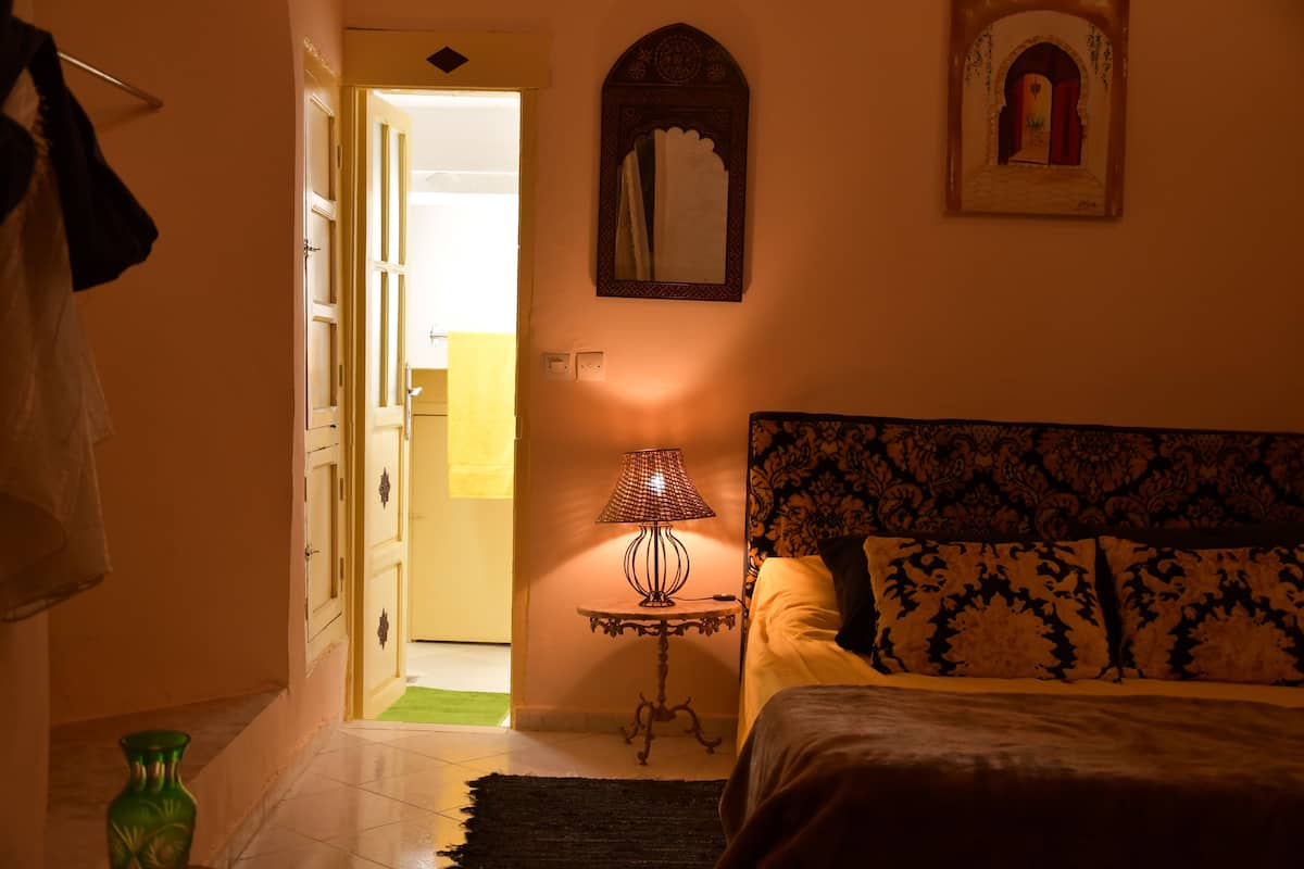 Tweepersoonskamer (Fez) | Een bureau, gratis babybedden, gratis wifi, individueel gedecoreerd
