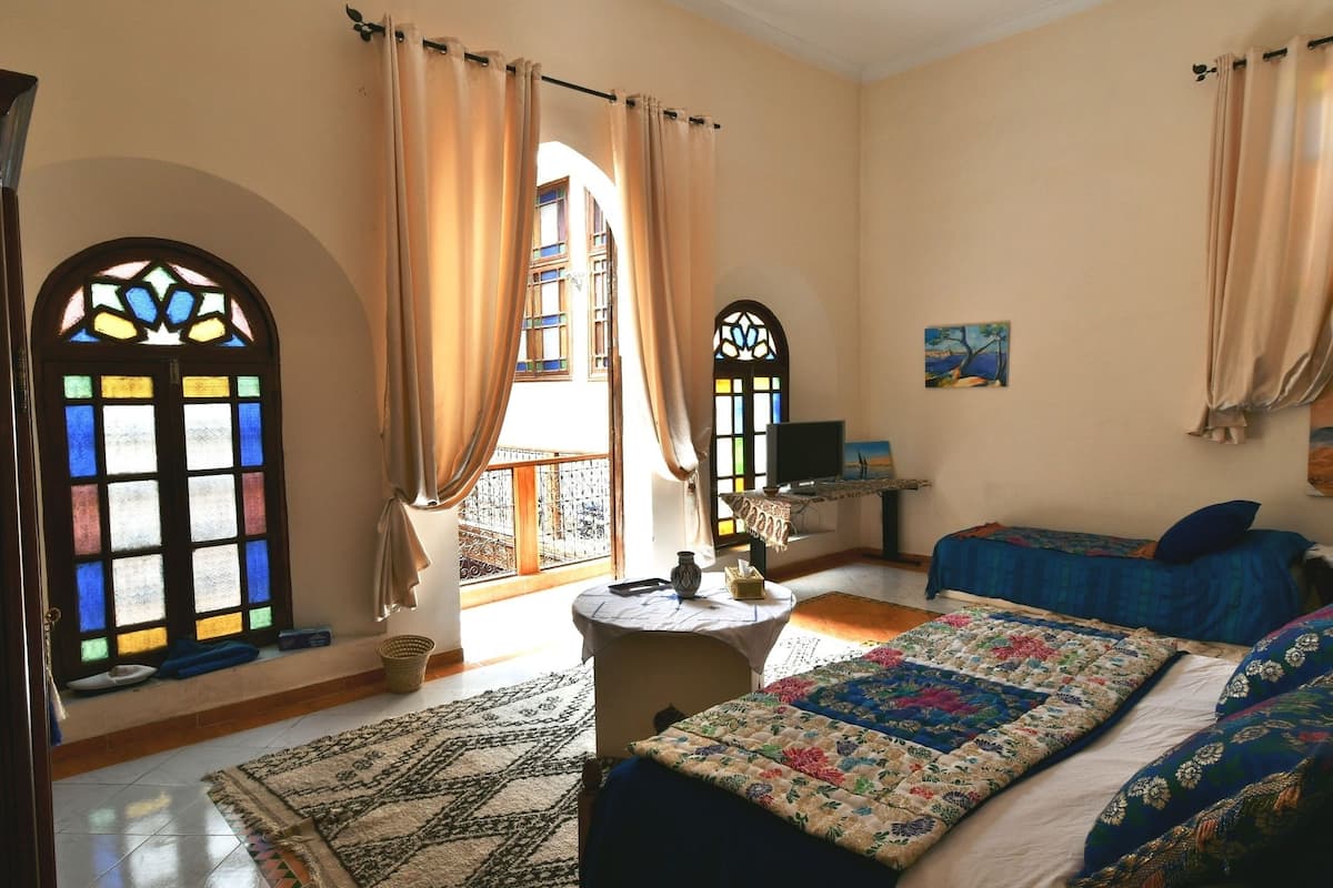 Kamer, Meerdere bedden (Chefchaouen) | Een bureau, gratis babybedden, gratis wifi, individueel gedecoreerd