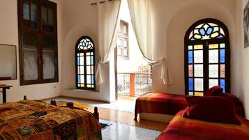 Chambre, plusieurs lits (Atlas) | Décoration personnalisée, bureau, lits bébé (gratuits), Wi-Fi gratuit