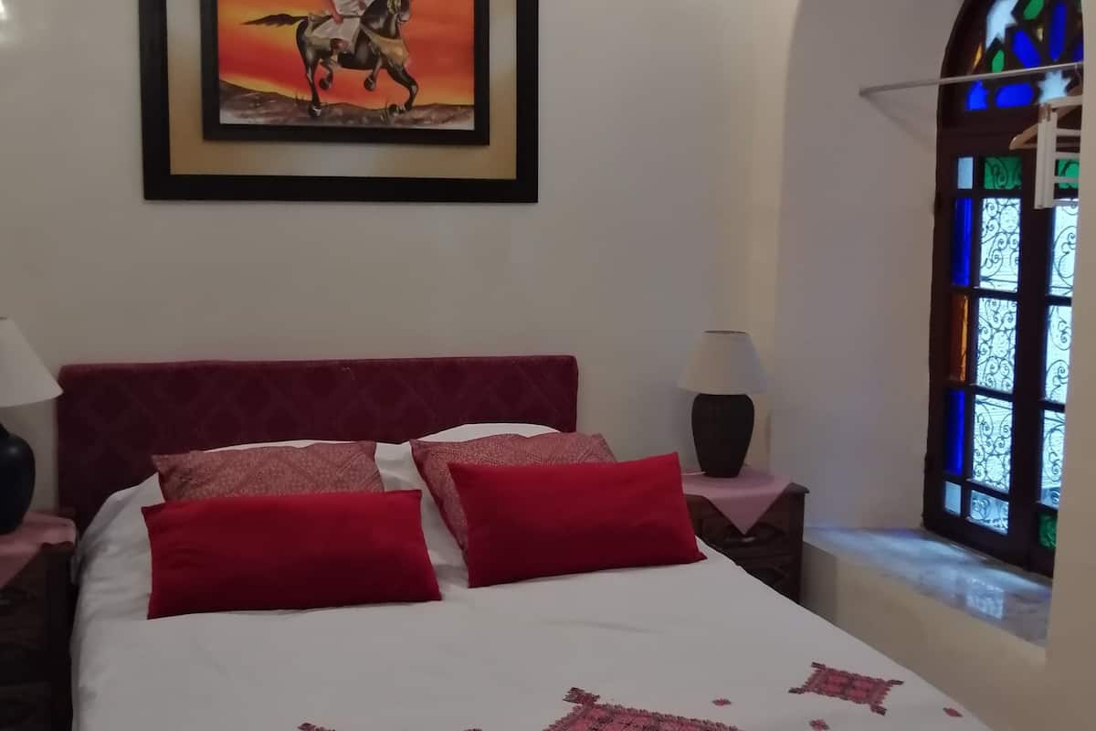 Kamer, Meerdere bedden (Marrakech) | Een bureau, gratis babybedden, gratis wifi, individueel gedecoreerd