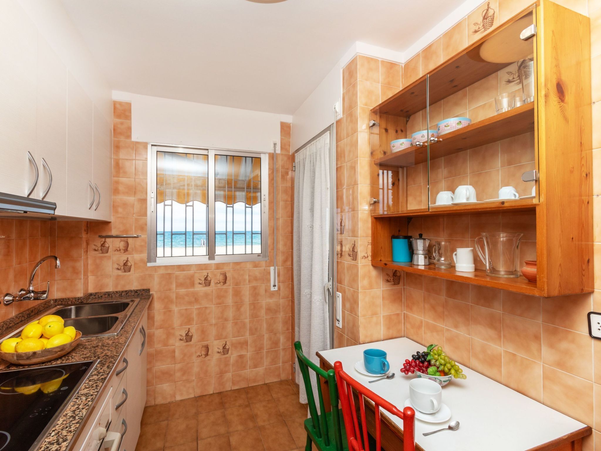 Frigorífico, microondas, horno y trona infantil