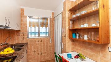 Een koelkast, een magnetron, een oven, een kinderstoel