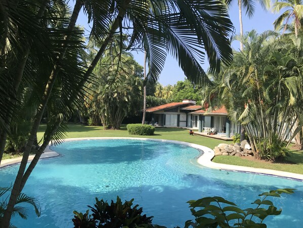 Hồ bơi ngoài trời, dù/ô trên bãi biển/hồ bơi, ghế dài tắm nắng 