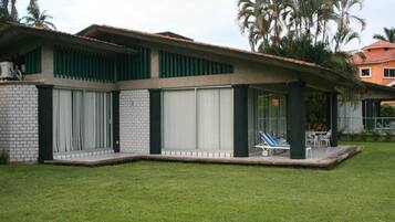 Vista frontal de la propiedad