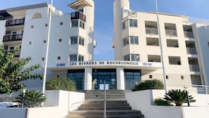 Un edificio moderno con un cartel que dice "LES RIVAGES DE ROCHELONGUE".