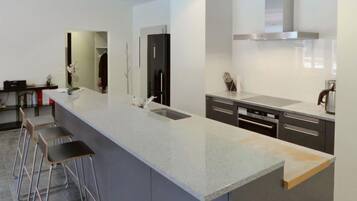 Kühlschrank, Ofen, Geschirrspüler, Kochgeschirr/Geschirr/Besteck