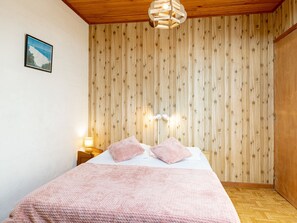 2 bedrooms, free Internet