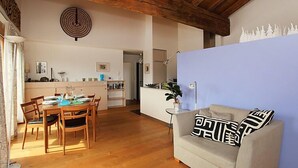 Un salon confortable avec un canapé et un coin repas.