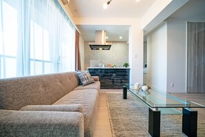 Appartement Familial, 2 chambres, non-fumeurs, cuisine | Coin séjour | Télévision à écran plat de 43 pouces avec chaînes numériques, télévision