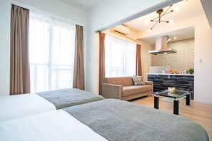 Bureau, espace de travail pour ordinateur portable, rideaux occultants