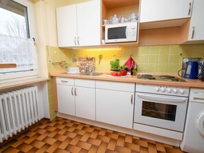 Kühlschrank, Mikrowelle, Kochgeschirr/Geschirr/Besteck, Gefrierschrank