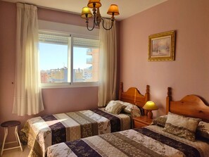 2 Schlafzimmer, Bügeleisen/Bügelbrett