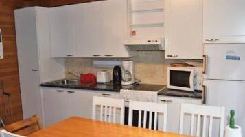 KylskÄp, mikrovÄgsugn, ugn och grytor/köksredskap