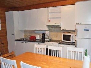 Fridge, microwave, cookware/dishes/utensils - Pastin mökki by Interhome (Luumäki)