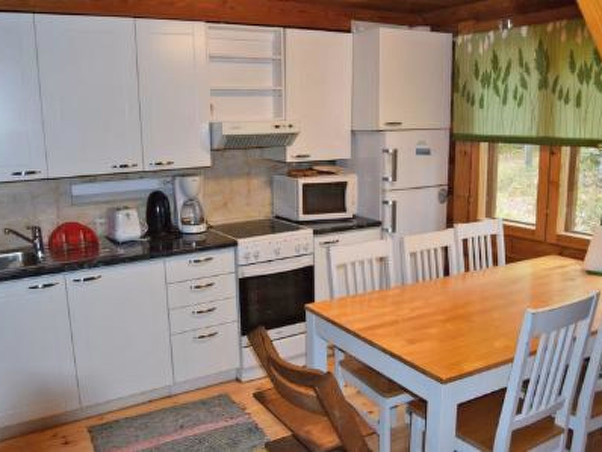 Frigorífic, microones i utensilis de cuina, vaixella i coberteria 