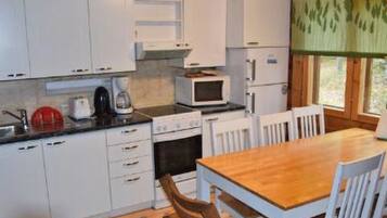 Frigorífic, microones i utensilis de cuina, vaixella i coberteria