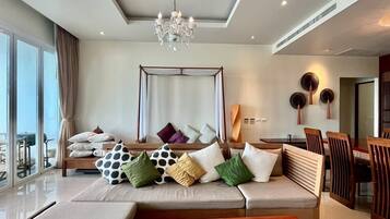 Ático Deluxe, 3 habitaciones, piscina privada | Zona de estar | Una televisión, un reproductor de DVD