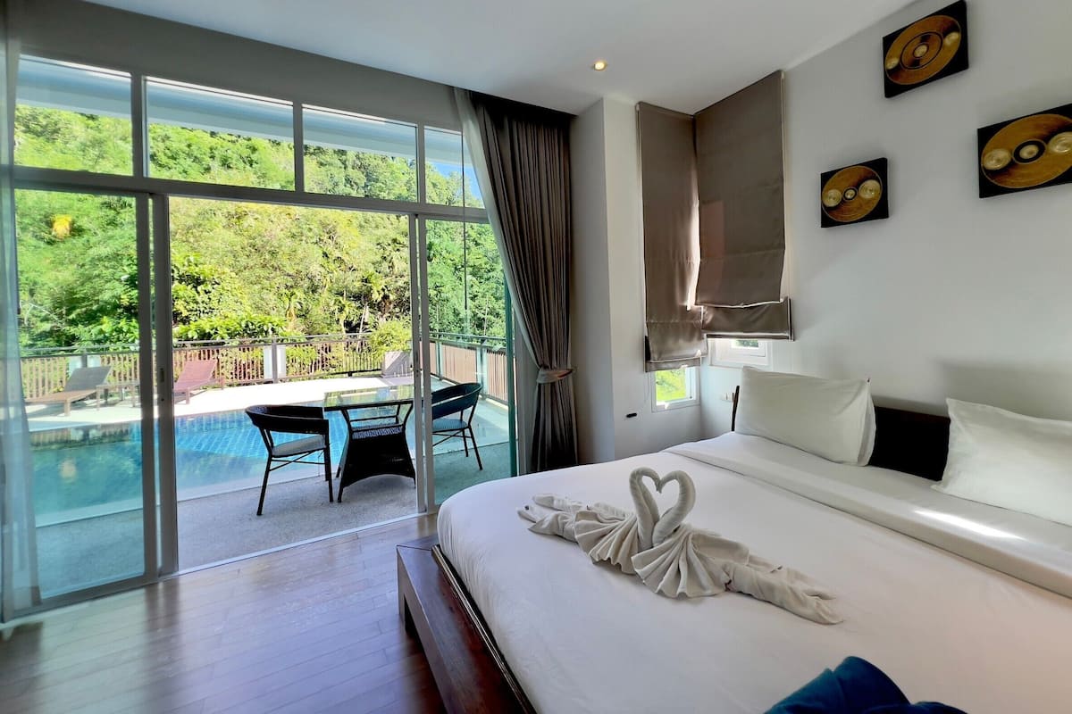 Luxury Apartment, 2 Bedrooms, Pool View, Mountainside | 2 bedrooms, hypo-allergenic bedding, minibar, in-room safe