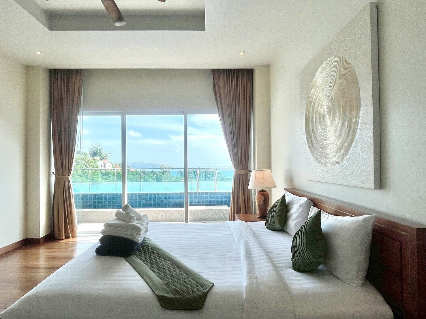 Ropa de cama hipoalergénica y minibar 