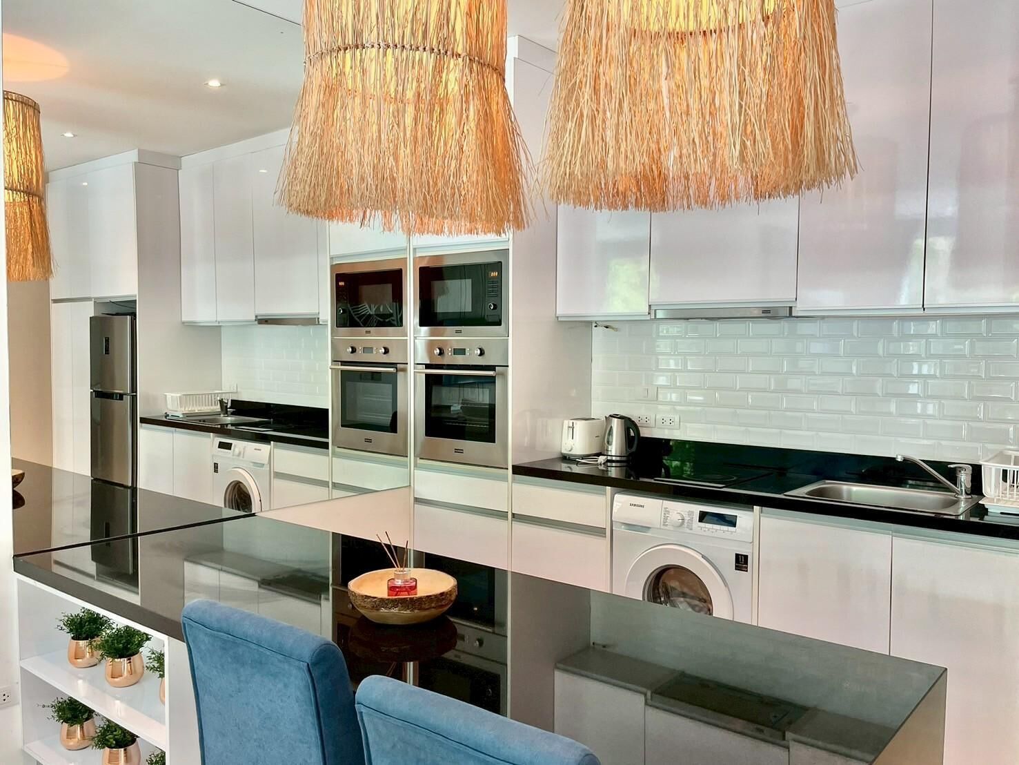 Luxury Condo, 1 Bedroom, Pool Access | Private kitchen | Fridge, microwave, oven, stovetop