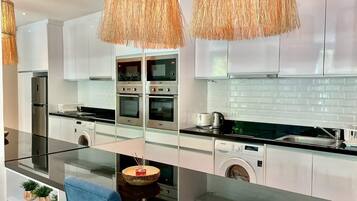 Luxury Condo, 1 Bedroom, Pool Access | Private kitchen | Fridge, microwave, oven, stovetop